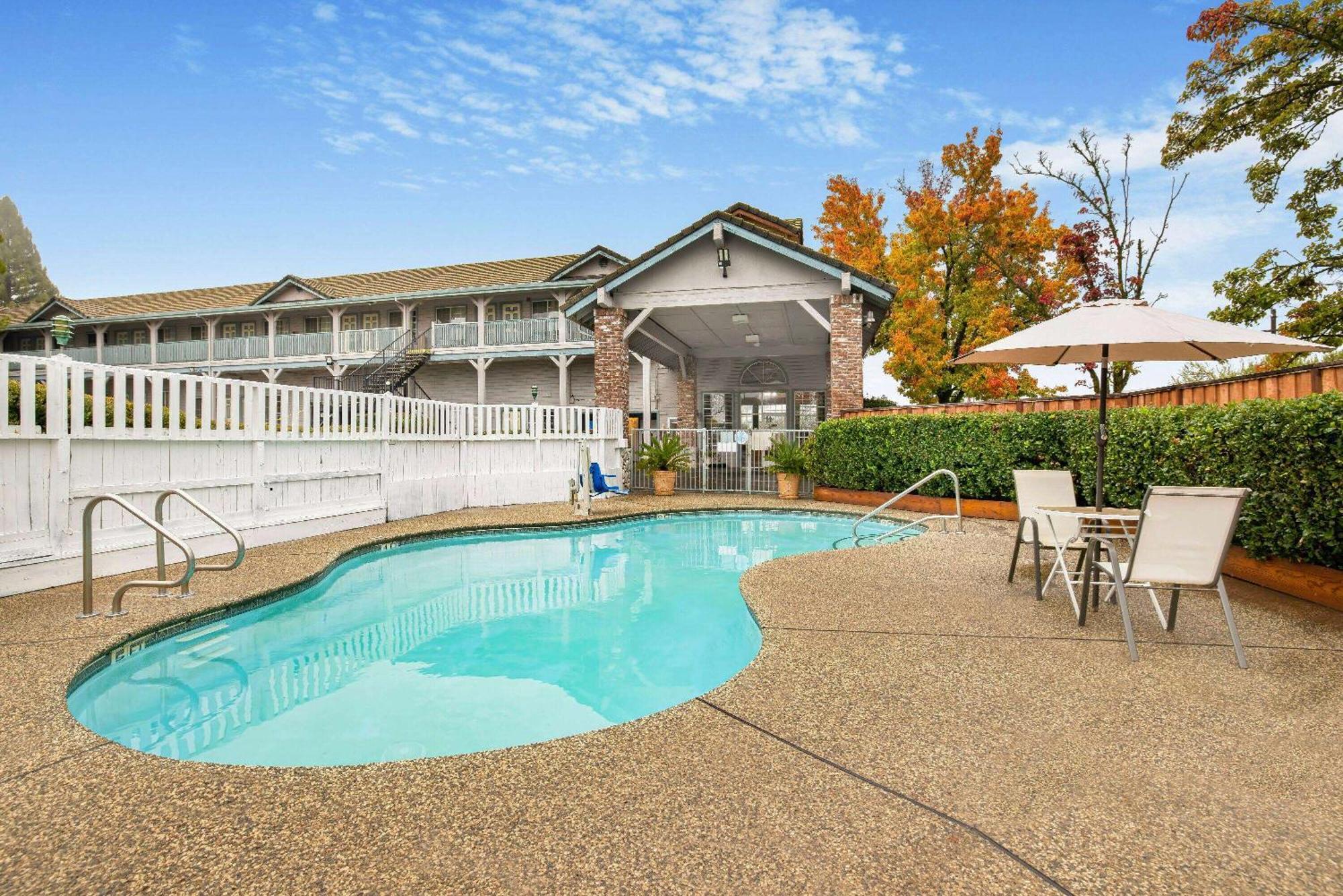 Hotel Super 8 By Wyndham Auburn Exterior foto